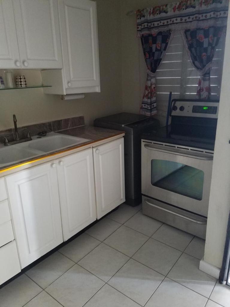 Oaklands Apartment Two Bedroom Kingston Ngoại thất bức ảnh